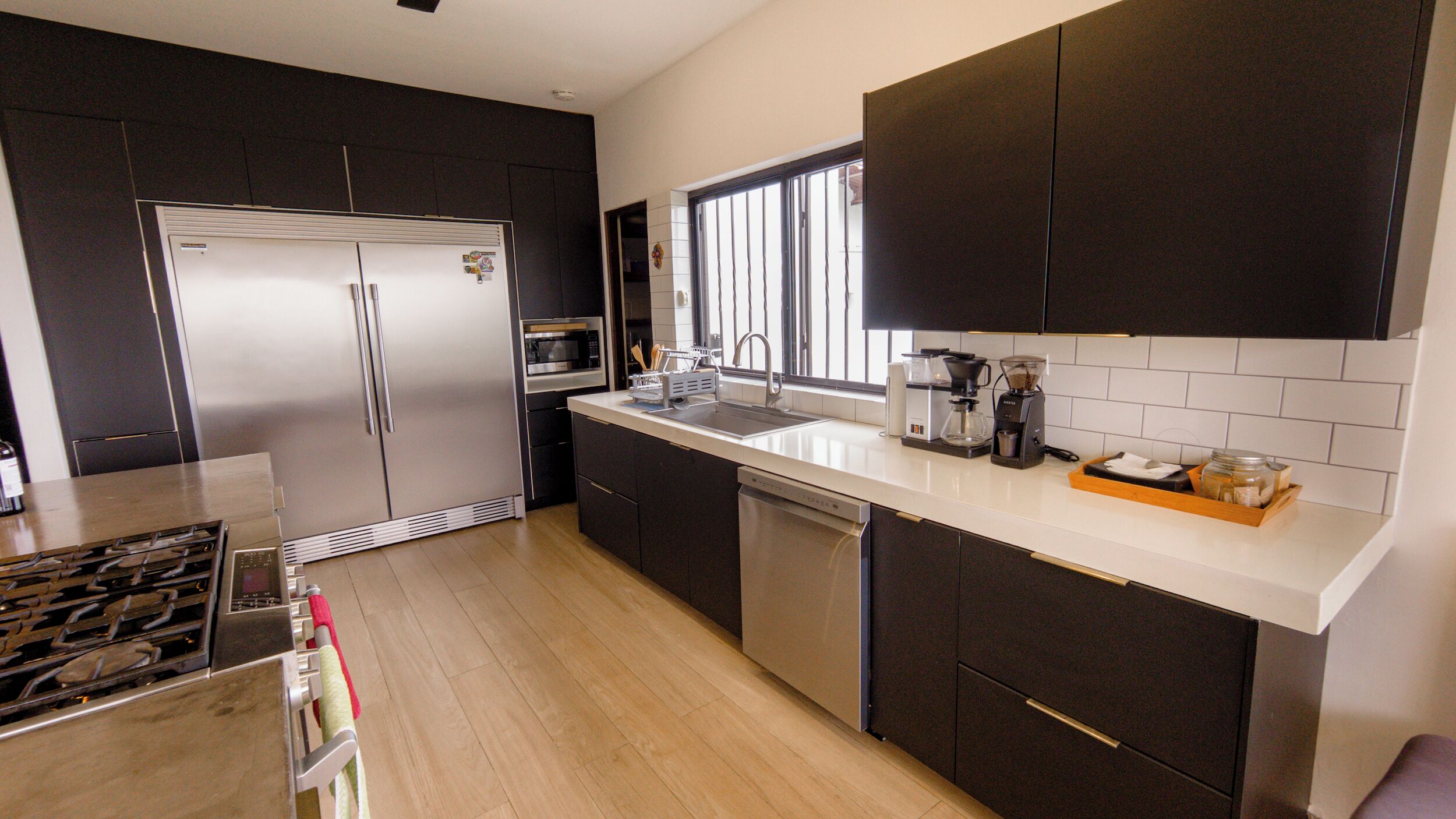 Een magnetron, een oven, een kookplaat, een vaatwasser