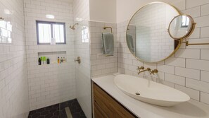 Dusche, Haartrockner, Bidet, Handtücher