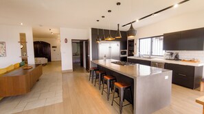 Microondas, horno, parrilla de estufa y lavavajillas