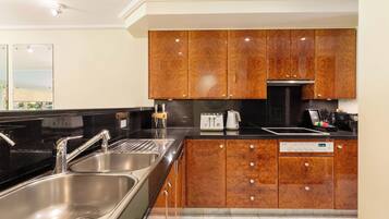 Horno, parrilla de estufa, lavavajillas y cafetera y tetera