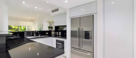 Un four, surface de cuisson, lave-vaisselle, cafetiÚre-théiÚre