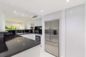 Een oven, een kookplaat, een vaatwasser