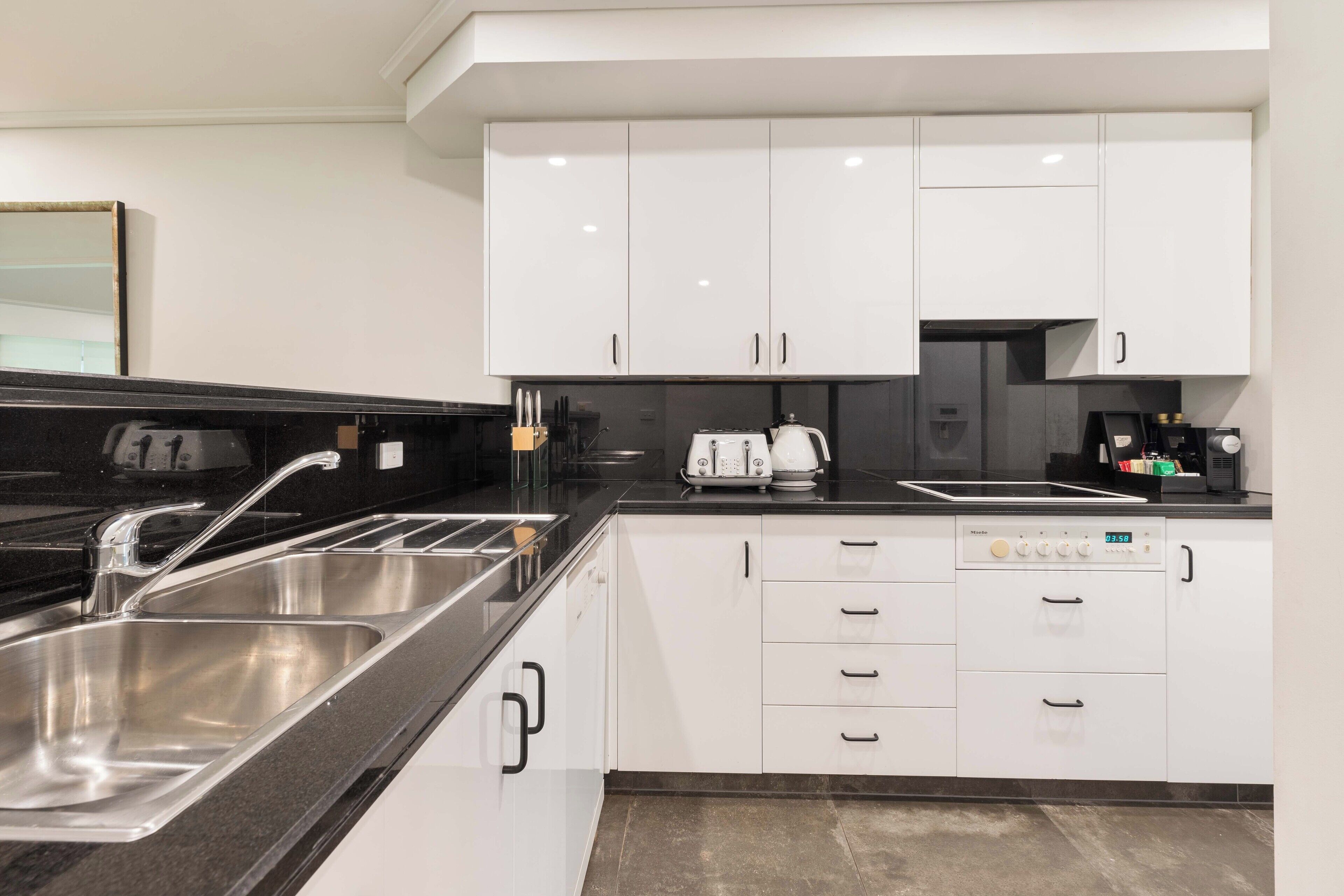 فرن، موقد طهي مسطح، غسالة أطباق، ماكينة لصنع القهوة/الشاي