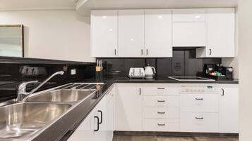 Horno, placa de cocina, lavavajillas y cafetera o tetera