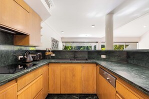 Four, plaque de cuisson, lave-vaisselle, cafetière/bouilloire