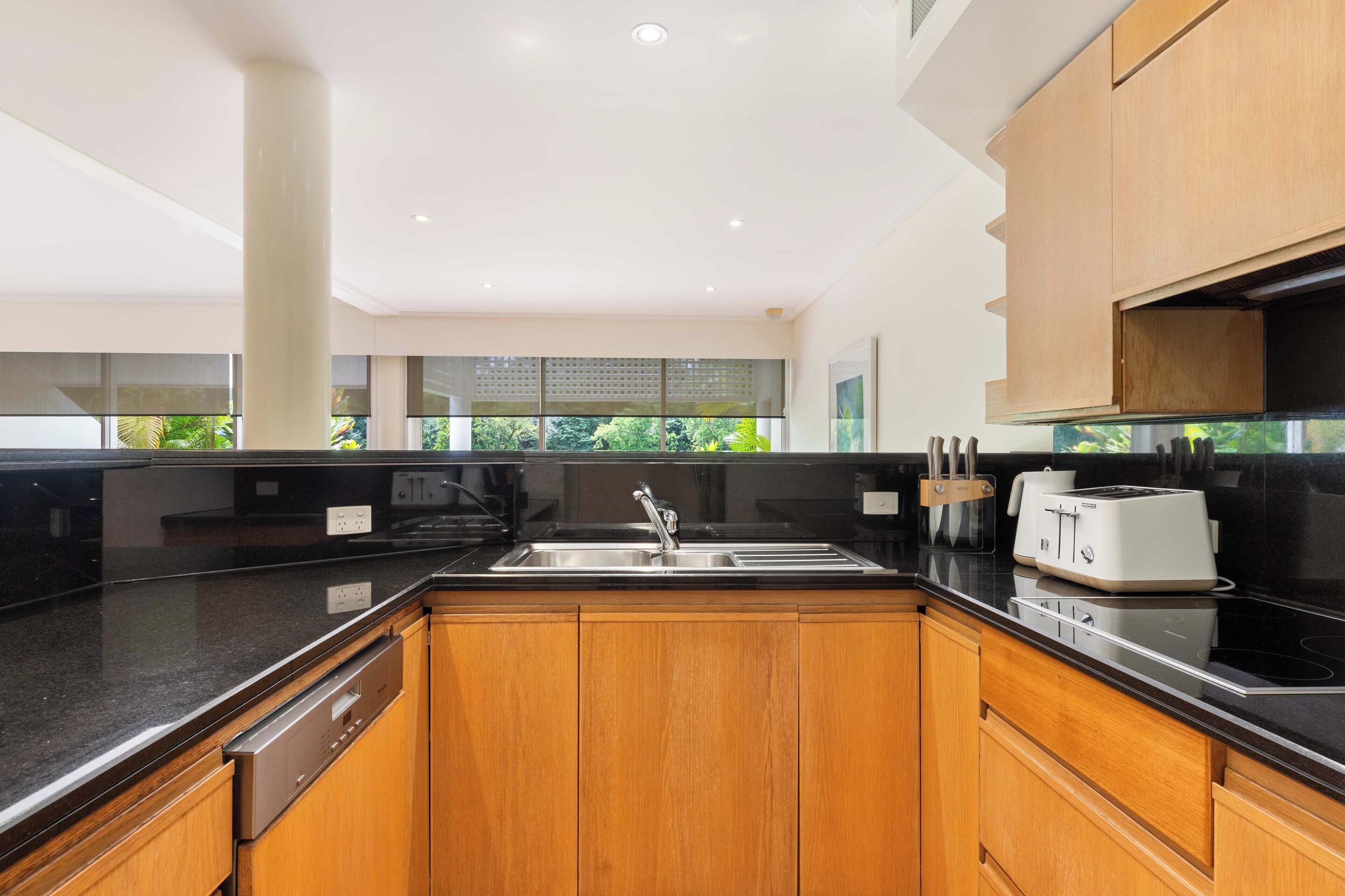 Four, plaque de cuisson, lave-vaisselle, cafetière/bouilloire