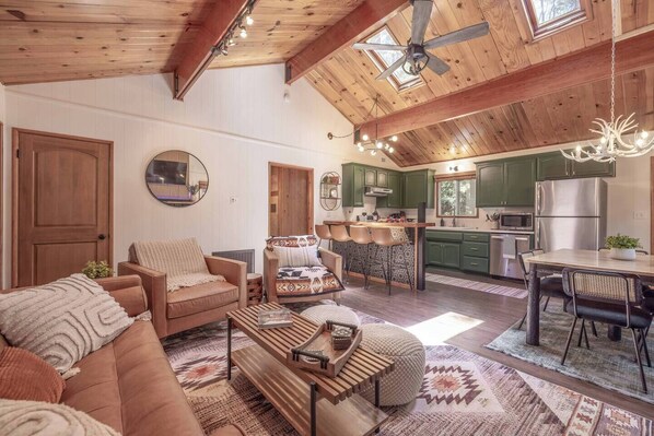 Smart TV, chimenea y oficina 