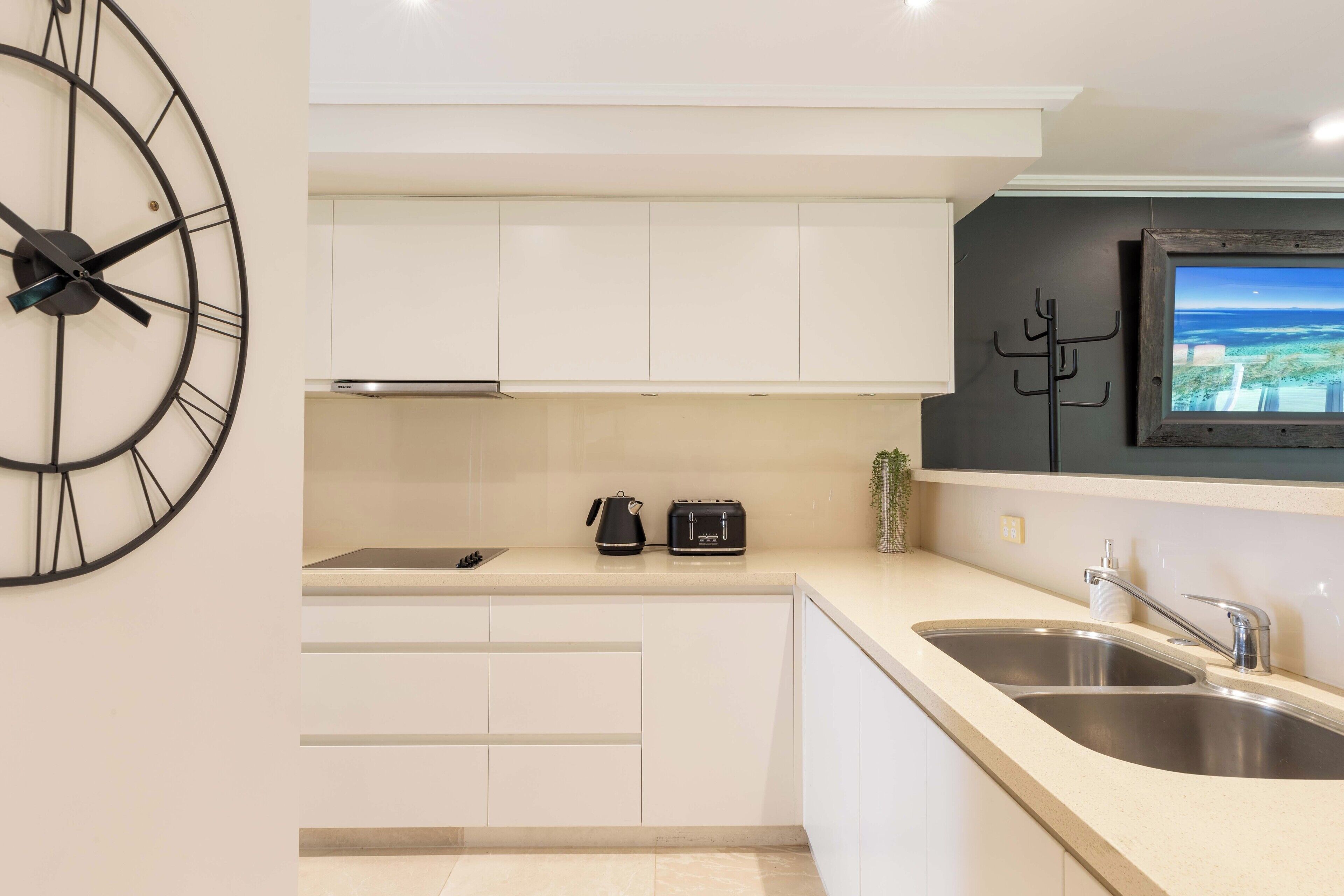 Ofen, Herdplatte, Geschirrspüler, Wasserkocher mit Kaffee-/Teezubehör