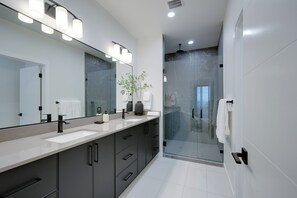 Douche, séchoir à cheveux, serviettes fournies, savon