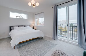 3 bedrooms, iron/ironing board, free WiFi, bed sheets