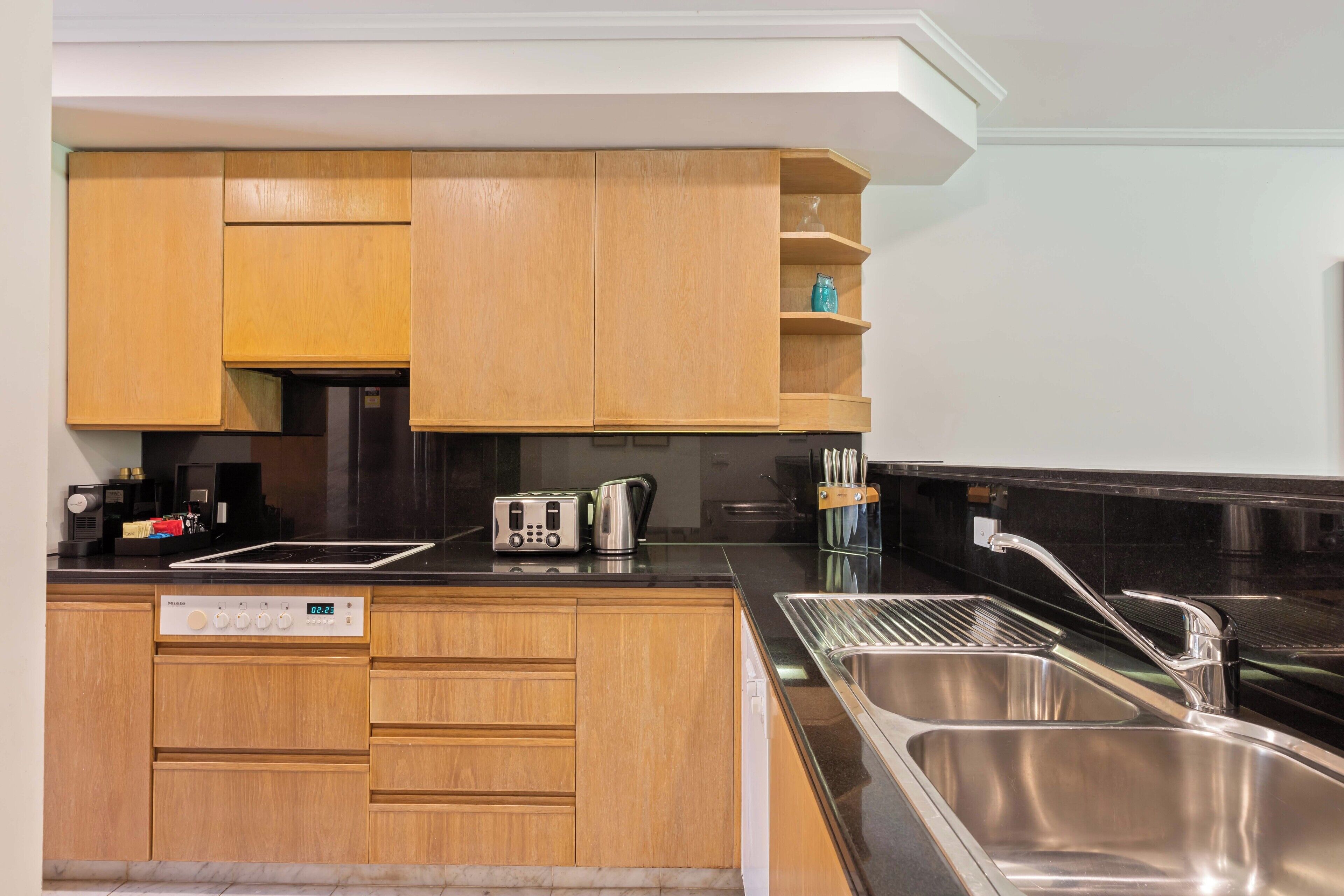 فرن، موقد طهي مسطح، غسالة أطباق، ماكينة لصنع القهوة/الشاي