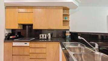 Oven, stovetop, dishwasher, coffee/tea maker