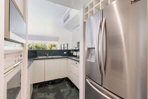 Four, plaque de cuisson, lave-vaisselle, cafetière/bouilloire