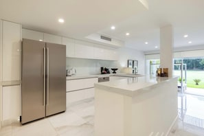 Oven, stovetop, dishwasher, coffee/tea maker - Mirage Resort Villa 156 with access to Sheraton Facilities (Port Douglas)