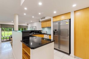 Four, plaque de cuisson, lave-vaisselle, cafetière/bouilloire