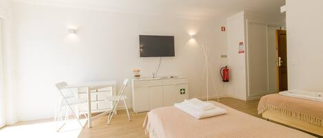 Iron/ironing board, bed sheets