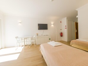 Iron/ironing board, bed sheets