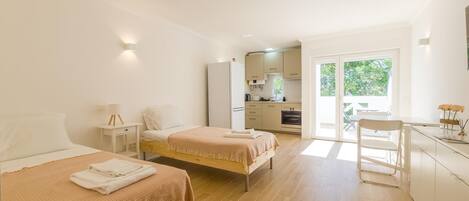 Iron/ironing board, bed sheets