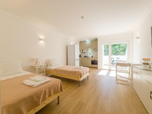 Tabla de planchar con plancha y ropa de cama 