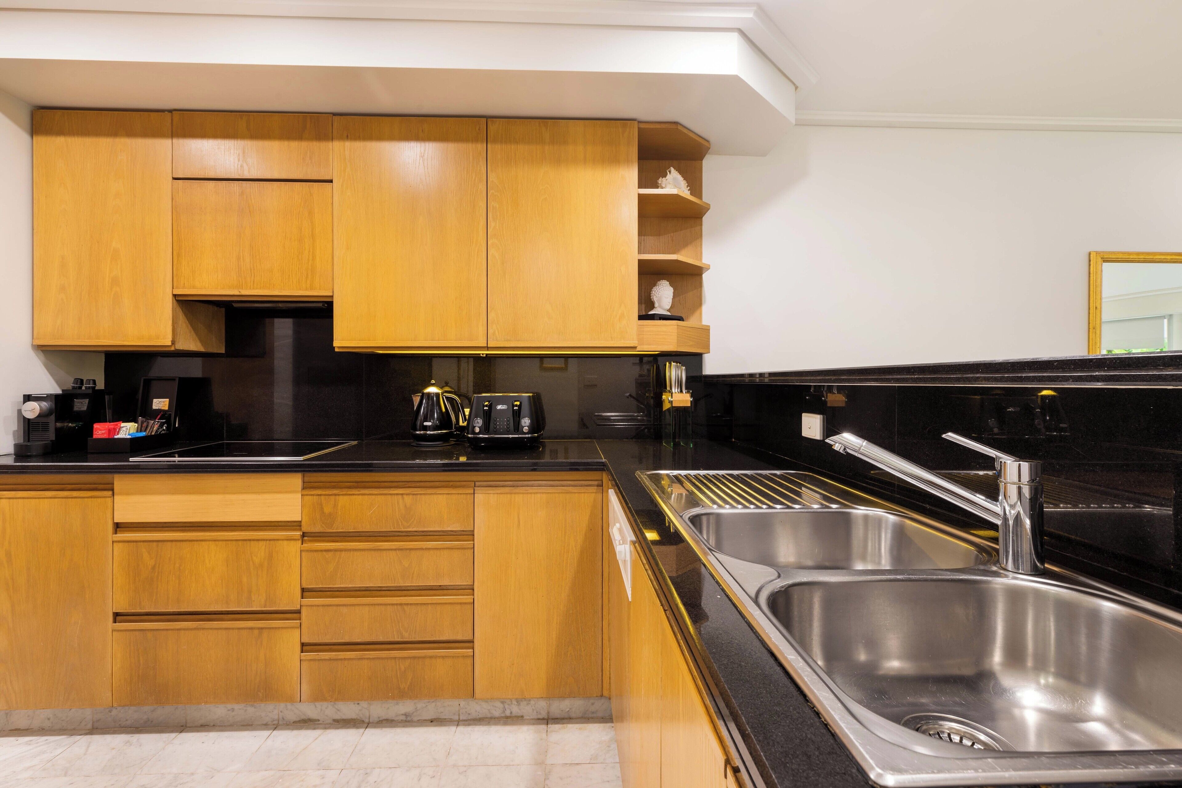 فرن، موقد طهي مسطح، غسالة أطباق، ماكينة لصنع القهوة/الشاي