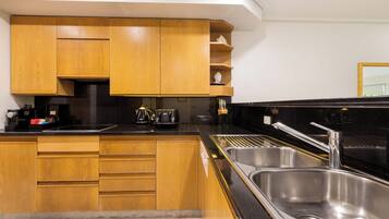 Horno, placa de cocina, lavavajillas y cafetera o tetera