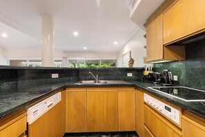 Four, plaque de cuisson, lave-vaisselle, cafetière/bouilloire