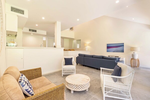 TV - Mirage Resort Villa 405 with access to Sheraton Facilities (Port Douglas)