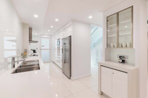 Four, plaque de cuisson, lave-vaisselle, cafetière/bouilloire