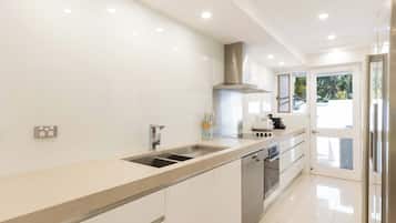 Oven, stovetop, dishwasher, coffee/tea maker