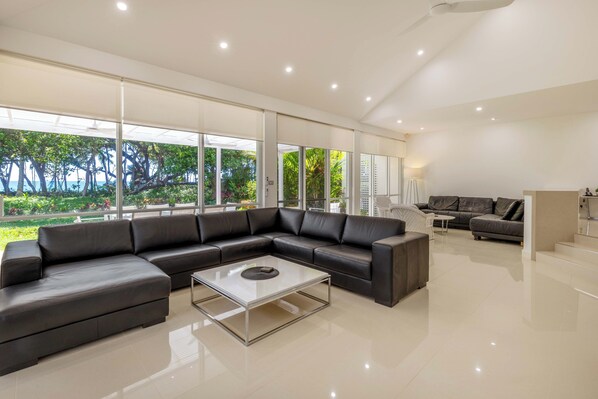 TV - Mirage Resort Villa 421 with access to Sheraton Facilities (Port Douglas)