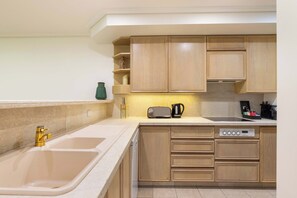 Oven, stovetop, dishwasher, coffee/tea maker - Mirage Resort Villa 424 with access to Sheraton Facilities (Port Douglas)