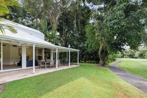 Outdoor dining - Mirage Resort Villa 424 with access to Sheraton Facilities (Port Douglas)