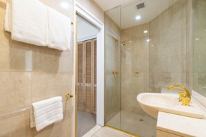 Bathroom - Mirage Resort Villa 424 with access to Sheraton Facilities (Port Douglas)