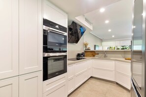 Four, plaque de cuisson, lave-vaisselle, cafetière/bouilloire