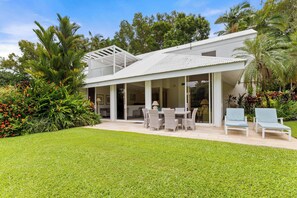 Outdoor dining - Mirage Resort Villa 434 with access to Sheraton Facilities (Port Douglas)