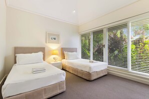 4 bedrooms, iron/ironing board, free WiFi