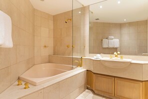 Bathroom - Mirage Resort Villa 444 with access to Sheraton Facilities (Port Douglas)