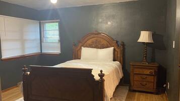 5 bedrooms, iron/ironing board, WiFi, bed sheets