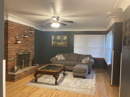 Spacious 5-bedroom house in gorgeous Glen Carbon with AC