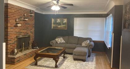 Spacious 5-bedroom house in gorgeous Glen Carbon with AC