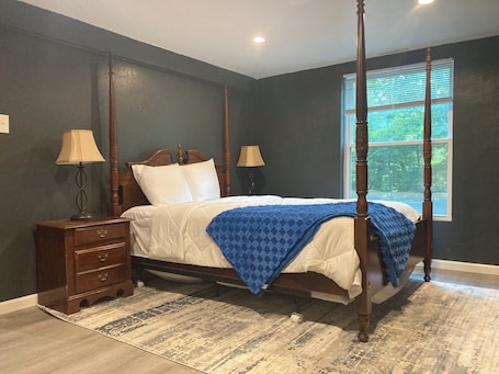 5 chambres, fer et planche à repasser, Wi-Fi, draps fournis. Spacious 5-bedroom house in gorgeous Glen Carbon with AC