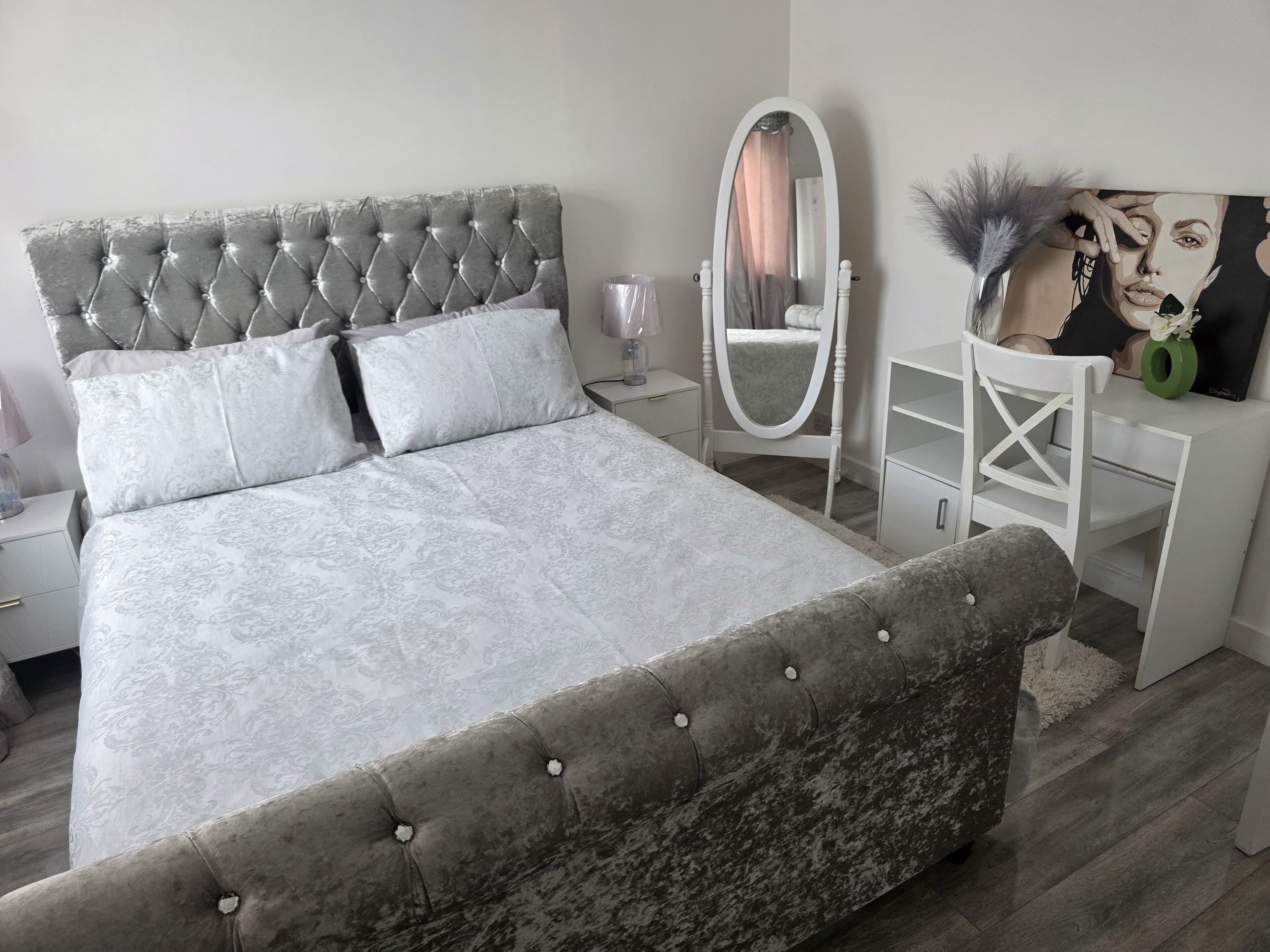 4 bedrooms, iron/ironing board, WiFi, bed sheets