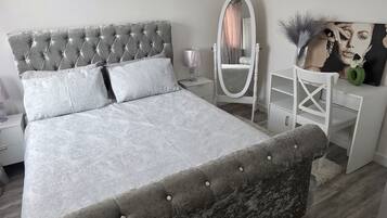 4 bedrooms, iron/ironing board, WiFi, bed sheets