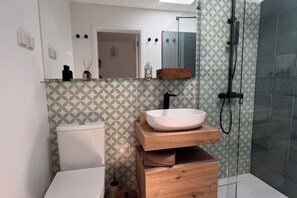 Douche, sèche-cheveux, serviettes fournies, savon