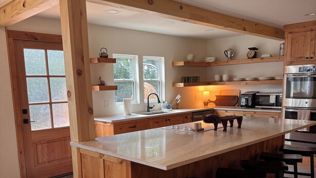 Microwave, oven, stovetop, dishwasher - Emma Sue-walking distance to Red River Station (Saint Jo)