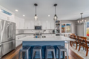 ثلاجة، ميكروويف، فرن، موقد طهي مسطح