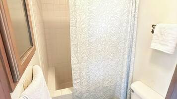 مجففات شعر، مناشف، صابون، شامبو