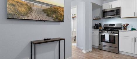 Kylskåp, mikrovågsugn, ugn och spishäll