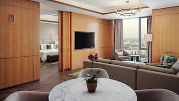 Habitación Grand, 1 habitación | Sala de estar | Televisión de pantalla plana de 65 pulgadas con canales digitales