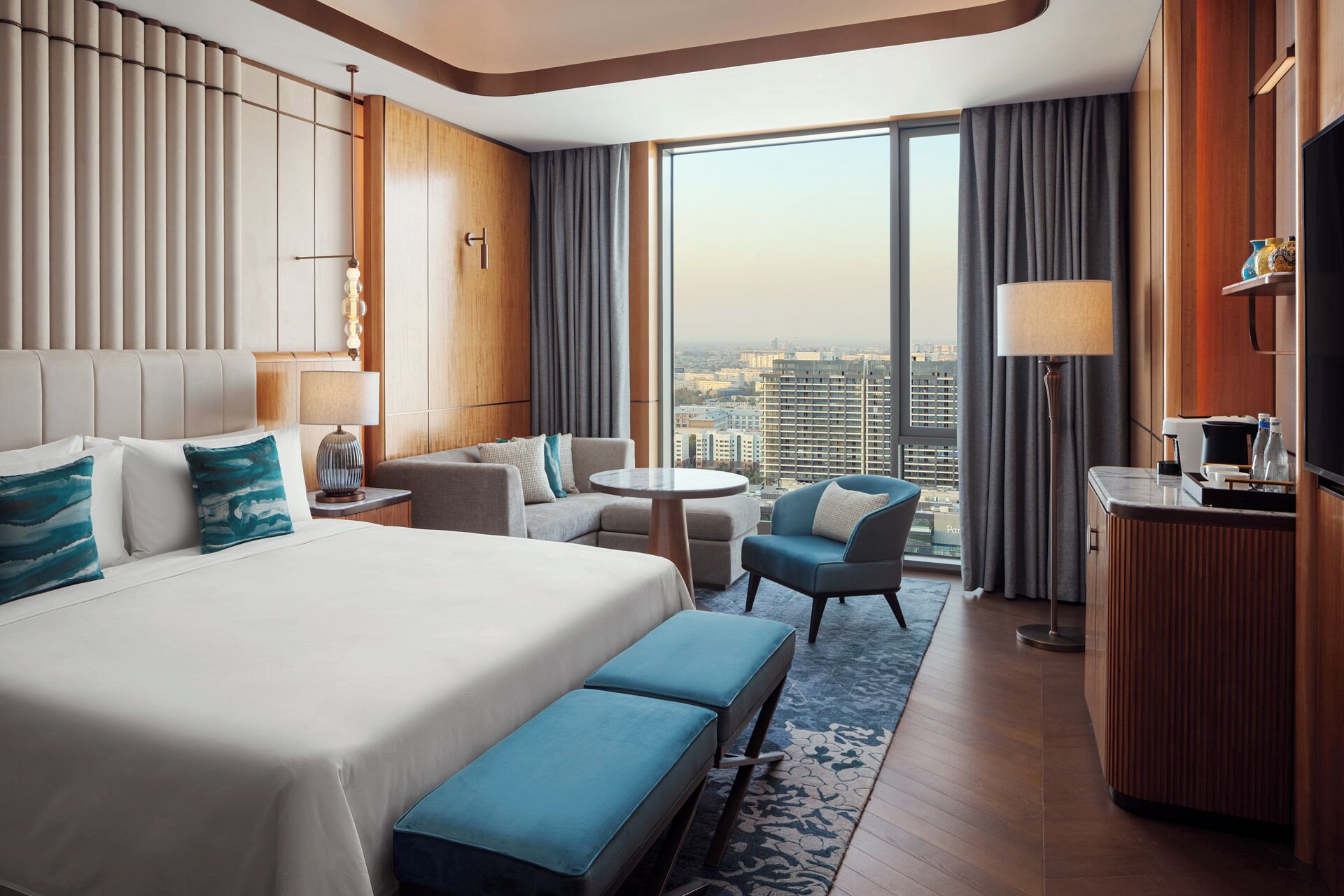 Deluxe Guest room, 1 King, High floor | Literie de qualité, couette en duvet, lit avec matelas Tempur-Pedic